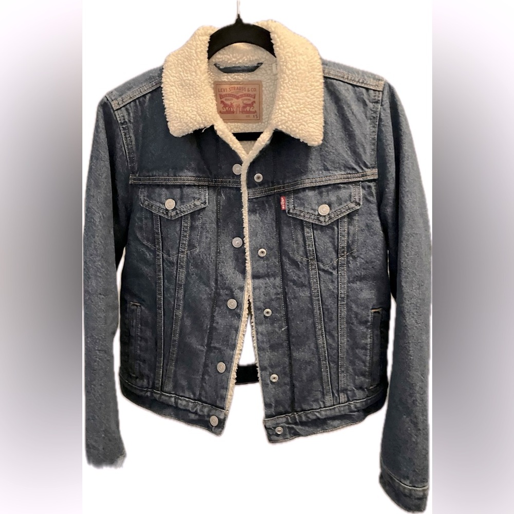 Like-New Levi’s XS Sherpa-lined trucker jacket.